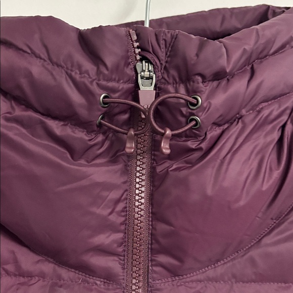 Sweaty Betty Pathfinder Lightweight Packable Jacket in Plum Red Size Medium - Picture 7 of 11